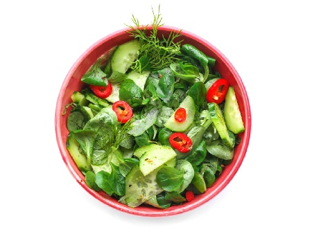 Зелена салата с бейби спанак и краставици с цитрусов дресинг - снимка на рецептата
